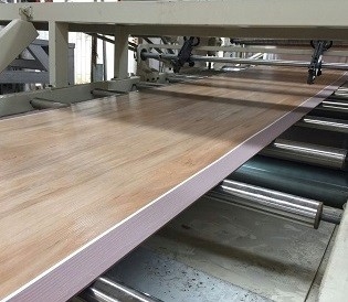 एसपीसी फर्श बनाने की मशीन लकड़ी के फर्श उत्पादन मशीन शंकु ट्विन पेंच