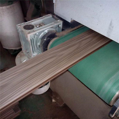 डब्ल्यूपीसी लकड़ी प्लास्टिक फ़्लोरिंग उत्पादन मशीन डब्ल्यूपीसी फ़्लोर एक्सट्रूज़न लाइन